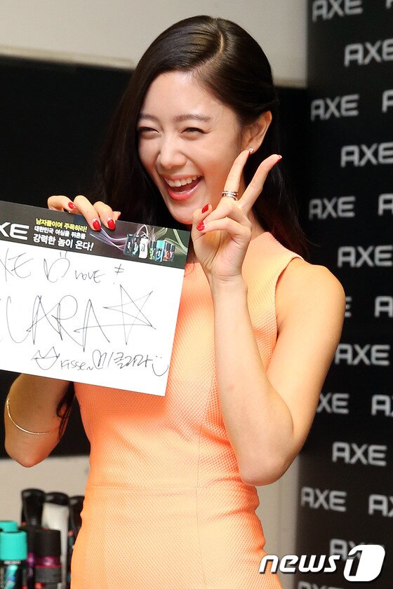 본문 이미지 - 탤런트 클라라가 4일 오후 서울 성동구 이마트 성수점에서 열린 남성 그루밍 브랜드 액스&#40;AXE&#41; 한국 런칭 기념 팬 사인회에 참석해 포즈를 취하고 있다. 2013.9.4 머니투데이/뉴스1 © News1   