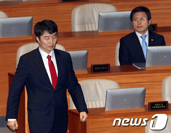 본문 이미지 - 내란음모 혐의를 받고 있는 통합진보당 이석기 의원이 4일 오후 서울 여의도 국회에서 열린 본회의에서 황교안 법무부 장관 옆을 지나 자신의 체포동의안에 대한 신상발언을 하기 위해 연단으로 향하고 있다. 2013.9.4/뉴스1 © News1   허경 기자