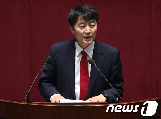 본문 이미지 - 국가정보원으로부터 &#39;내란음모&#39; 혐의를 받고 있는 이석기 통합진보당 의원이 4일 서울 여의도 국회에서 열린 본회의에서 체포동의안 표결을 앞두고 신상 발언을 하고 있다. 2013.9.4/뉴스1 © News1   송원영 기자