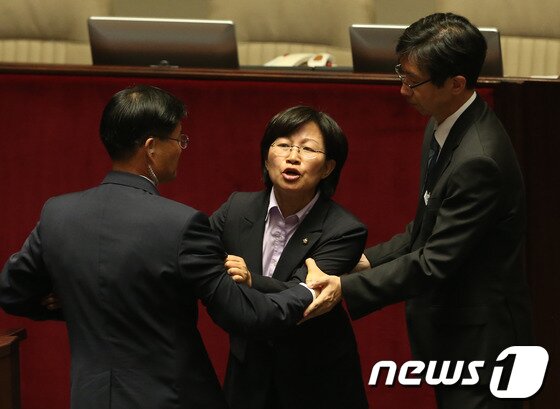 본문 이미지 - 김미희 통합진보당 의원이 4일 서울 여의도 국회에서 열린 본회의에서 &#39;내란음모&#39; 혐의를 받고 있는 이석기 통합진보당 체포동의안 표결을 앞두고 발언을 하려하자 국회 직원들에게 제지 당하고 있다. 2013.9.4/뉴스1 © News1   송원영 기자