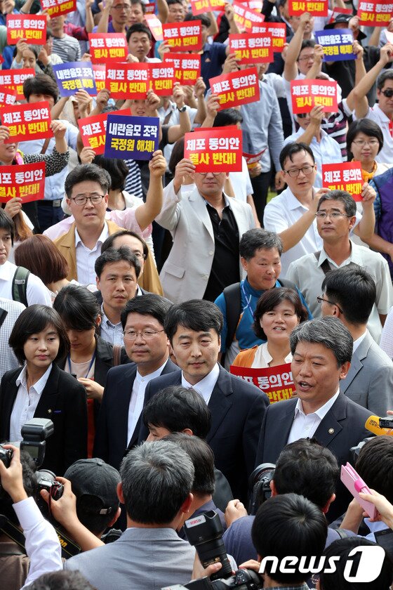본문 이미지 - 내란음모 혐의를 받고 있는 이석기 의원이 4일 오후 본회의에 앞서 국회 본청 앞 계단에서 열린 &#39;본회의에 임하는 입장 발&#39;표 통합진보당 의원단 기자회견에 참석하고 있다. 이날 본회의에서 여야는 이석기 의원에 대한 체포동의안을 표결한다. 2013.9.4/뉴스1 © News1   이광호 기자