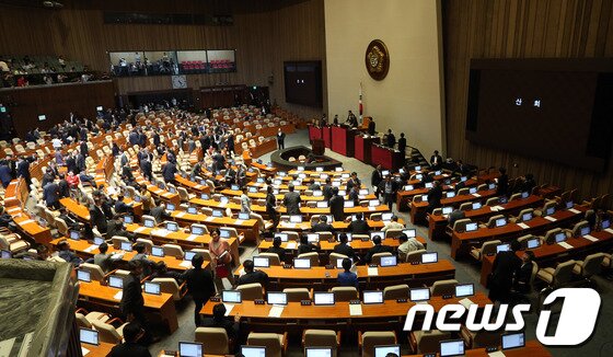 본문 이미지 - 4일 오후 서울 여의도 국회에서 열린 본회의에서 이석기 통합진보당 의원의 체포동의안이 가결되고 있다. 2013.9.4/뉴스1 © News1   허경 기자