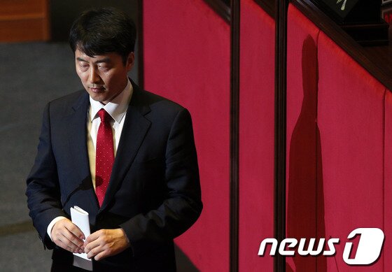 본문 이미지 - 내란음모 혐의를 받고 있는 통합진보당 이석기 의원이 4일 오후 서울 여의도 국회에서 열린 본회의에서 자신의 체포동의안에 대한 신상발언을 하기 위해 연단으로 향하고 있다. 2013.9.4/뉴스1 © News1   허경 기자