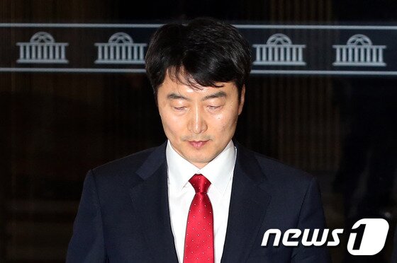 본문 이미지 - 내란음모 혐의를 받고 있는 이석기 의원이 4일 오후 국회에서 굳은 표정으로 본회의장을 나서고 있다. 이날 본회의에서 이석기 의원에 대한 체포동의안은 가결됐다.2013.9.4/뉴스1 © News1   이광호 기자