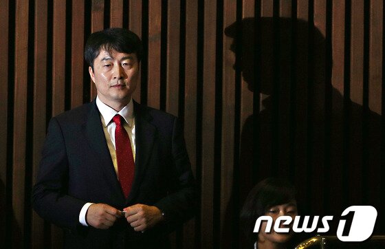 본문 이미지 - 내란음모 혐의를 받고 있는 통합진보당 이석기 의원이 4일 오후 서울 여의도 국회에서 열린 본회의에서 자신의 체포동의안에 대한 투표를 하고 있다. 2013.9.4/뉴스1 © News1   허경 기자