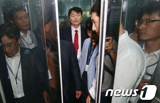 본문 이미지 - &#39;내란음모&#39; 혐의로 현역의원 사상 12번째 체포동의안이 처리된 이석기 통합진보당 의원이 4일 오후 국회 본회의를 마친 뒤 의원회관 사무실로 가는 엘리베이터에 올라 생각에 잠겨 있다. 여야는 이날 표결에서 총 289명이 투표에 참여해 찬성 258표, 반대 14표, 기권 11표, 무효 6표로 이 의원에 대한 체포동의안을 가결했다. 2013.9.4/뉴스1 © News1 오대일 기자