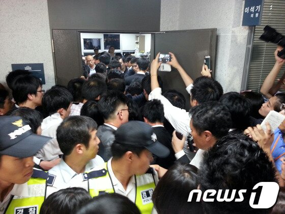 본문 이미지 - 4일 오후 서울 여의도 국회 의원회관 이석기 의원실 앞에서 법원의 구인장을 집행하려는 국정원 직원 60명과 통합진보당원이 몸싸움 벌이고 있다.  내란음모 혐의를 받고 있는 이석기 통합진보당 의원의 체포동의안은 이날 국회 본회의에서 표결로 통과됐다. 2013.9.4/뉴스1 © News1   허경 기자