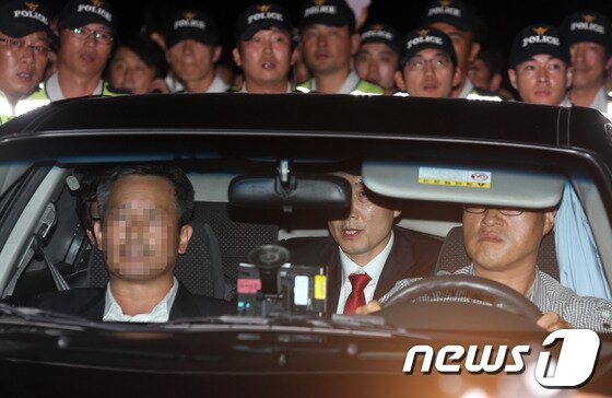 본문 이미지 - 이석기 의원이 4일 오후 서울 여의도 국회 의원회관 의원실에서 법원의 구인장을 집행하는 국정원 직원에 연행되 수원지법으로 가는 차량에 탑승해 있다. 내란음모 혐의를 받고 있는 이석기 통합진보당 의원의 체포동의안은 이날 국회 본회의에서 표결로 통과됐다. 2013.9.4/뉴스1 © News1   허경 기자