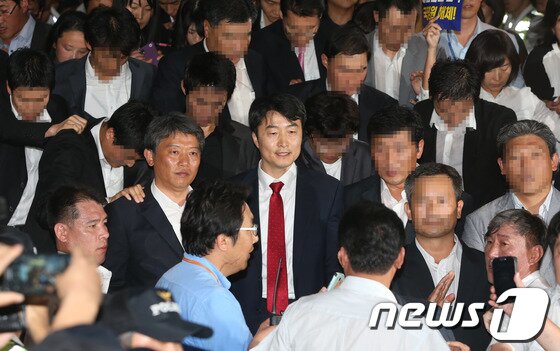 본문 이미지 - 통합진보당 이석기 의원이 4일 오후 서울 여의도 국회 의원회관 의원실에서 법원의 구인장을 집행하는 국정원 직원에 연행되고 있다. 내란음모 혐의를 받고 있는 이 의원의 체포동의안은 이날 국회 본회의에서 표결로 통과됐다. 2013.9.4/뉴스1 © News1   송원영 기자