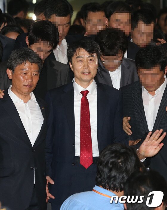 본문 이미지 - 통합진보당 이석기 의원이 4일 오후 서울 여의도 국회 의원회관 의원실에서 법원의 구인장을 집행하는 국정원 직원에 연행되고 있다. 내란음모 혐의를 받고 있는 이 의원의 체포동의안은 이날 국회 본회의에서 표결로 통과됐다. 2013.9.4/뉴스1  © News1   송원영 기자