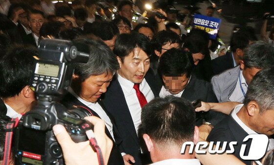 본문 이미지 - 이석기 의원이 4일 오후 서울 여의도 국회 의원회관 의원실에서 법원의 구인장을 집행하는 국정원 직원에 연행되고 있다. 내란음모 혐의를 받고 있는 이석기 통합진보당 의원의 체포동의안은 이날 국회 본회의에서 표결로 통과됐다. 2013.9.4/뉴스1 © News1   송원영 기자