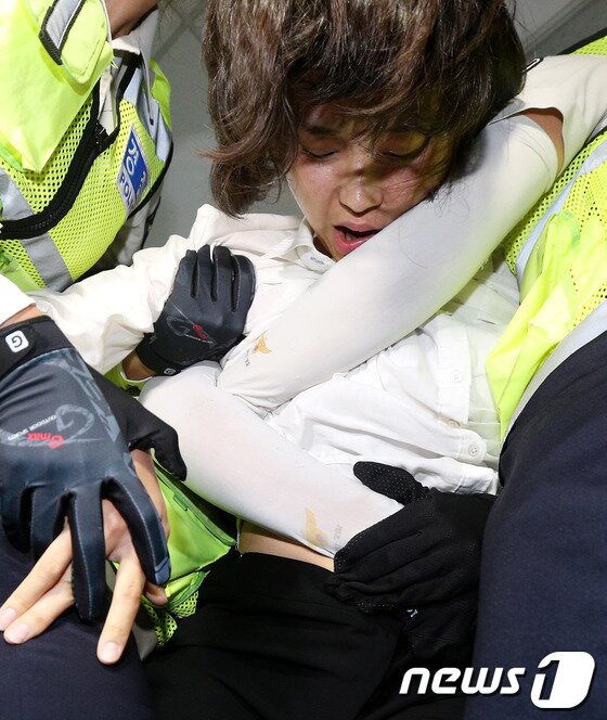 본문 이미지 - 통합진보당 김재연 의원이 4일 저녁 국회 의원회관에서 이석기 의원 강제구인에 나선 국정원 직원들과 대치하다 여경들에 의해 끌려나와 주저앉아 있다. 2013.9.4/뉴스1 © News1   오대일 기자