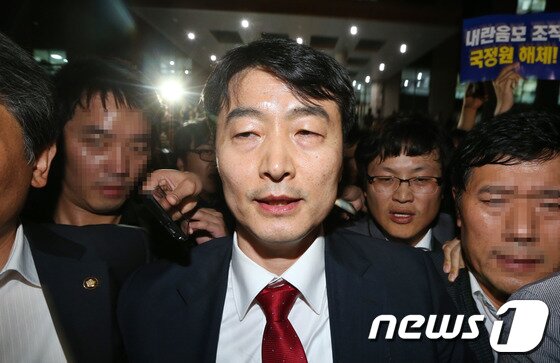 본문 이미지 - 이석기 의원이 4일 오후 서울 여의도 국회 의원회관 의원실에서 법원의 구인장을 집행하는 국정원 직원에 연행되고 있다. 내란음모 혐의를 받고 있는 이석기 통합진보당 의원의 체포동의안은 이날 국회 본회의에서 표결로 통과됐다. 2013.9.4/뉴스1 © News1   송원영 기자