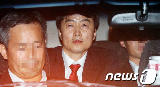 본문 이미지 - 통합진보당 이석기 의원이 4일 오후 서울 여의도 국회 의원회관 의원실에서 법원의 구인장을 집행하는 국정원 직원에 연행되 수원지법으로가는 차량에 탑승해 있다. 내란음모 혐의를 받고 있는 이 의원의 체포동의안은 이날 국회 본회의에서 표결로 통과됐다. 2013.9.4/뉴스1  © News1   오대일 기자