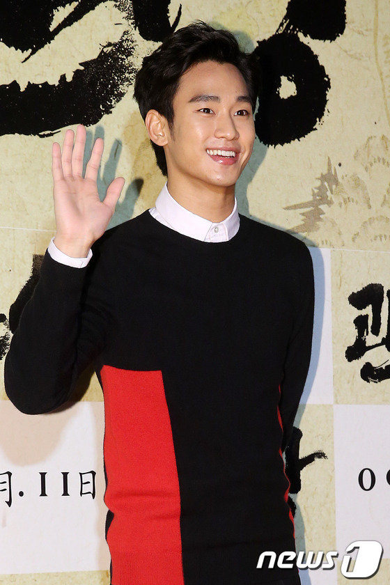 (서울=뉴스1) = 배우 김수현이 4일 오후 서울 용산구 한강로동 CGV 용산에서 열린 영화 '관상' VIP시사회에 참석해 포토타임을 갖고 있다.'관상(감독 한재림)'은 왕의 자리 …
