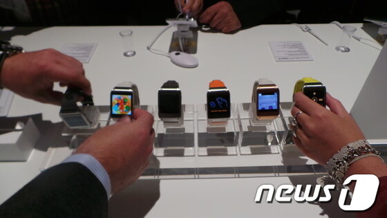 본문 이미지 - 삼성전자가 4일&#40;현지시간&#41; 공개한 스마트 워치 &#39;갤럭시 기어&#39;.© News1  