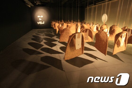 본문 이미지 - 2013광주디자인비엔날레가 5일 프레스오픈을 시작으로 11월 3일 까지 광주비엔날레 전시관과 의재 미술관에서 59일간의 화려한 일정에 들어갔다. ‘거시기,머시기’를 주제로 총 328명(국내 258명, 국외 70명)이 참여해 600여 점을 선보인다. 주제관 이어령,김백선의 ‘올드 앤 뉴' 2013.9. 5/뉴스1 © News1 김태성 기자