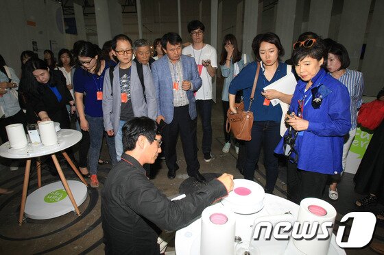 본문 이미지 - 2013광주디자인비엔날레가 5일 프레스오픈을 시작으로 11월 3일 까지 광주비엔날레 전시관과 의재 미술관에서 59일간의 화려한 일정에 들어갔다. ‘거시기,머시기’를 주제로 총 328명(국내 258명, 국외 70명)이 참여해 600여 점을 선보인다. 이영혜 디자인총감독이 작품을 설명하고 있다. 2013.9.5/뉴스1 © News1 김태성 기자