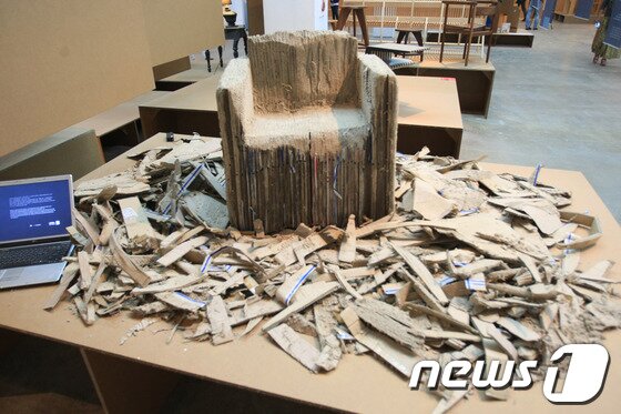 본문 이미지 - 2013광주디자인비엔날레가 5일 프레스오픈을 시작으로 11월 3일 까지 광주비엔날레 전시관과 의재 미술관에서 59일간의 화려한 일정에 들어갔다. ‘거시기,머시기’를 주제로 총 328명(국내 258명, 국외 70명)이 참여해 600여 점을 선보인다. 박현우의 ‘다시태어난 골판지소파’ 2013.9.5/뉴스1 © News1 김태성 기자