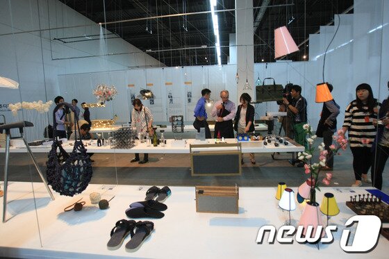 본문 이미지 - 5일 '2013광주디자인비엔날레'가 미디어 공개 행사가 열렸다. 광주디자인비엔날레는 광주비엔날레 전시관과 의재 미술관에서 오는 11월 3일 까지 59일간 계속되며‘거시기,머시기’를 주제로 총 328명(국내 258명, 국외 70명)이 참여해 600여 점을 선보인다. 2013.9.5/뉴스1 © News1 김태성 기자