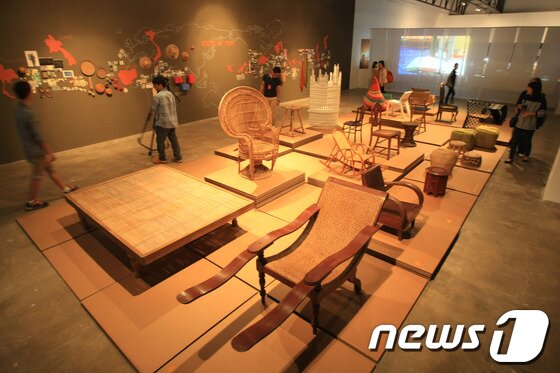 본문 이미지 - 5일 '2013광주디자인비엔날레'가 미디어 공개 행사가 열렸다. 광주디자인비엔날레는 광주비엔날레 전시관과 의재 미술관에서 오는 11월 3일 까지 59일간 계속되며‘거시기,머시기’를 주제로 총 328명(국내 258명, 국외 70명)이 참여해 600여 점을 선보인다. '아시아 의자전 '2013.9.5/뉴스1 © News1 김태성 기자
