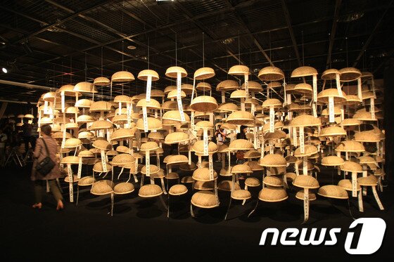 본문 이미지 - 5일 '2013광주디자인비엔날레'가 미디어 공개 행사가 열렸다. 광주디자인비엔날레는 광주비엔날레 전시관과 의재 미술관에서 오는 11월 3일 까지 59일간 계속되며‘거시기,머시기’를 주제로 총 328명(국내 258명, 국외 70명)이 참여해 600여 점을 선보인다. 사진은 주제관의 이어령, 김백선의 ‘OLD & NEW' 2013.9.5/뉴스1 © News1 김태성 기자