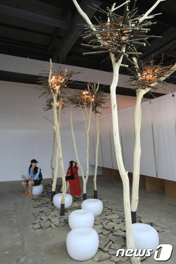 본문 이미지 - 2013광주디자인비엔날레가 5일 프레스오픈을 시작으로 11월 3일 까지 광주비엔날레 전시관과 의재 미술관에서 59일간의 화려한 일정에 들어갔다. ‘거시기,머시기’를 주제로 총 328명(국내 258명, 국외 70명)이 참여해 600여 점을 선보인다. 홍동희의 트리하우스, 조명공간디자인 2013.9.5/뉴스1 © News1 김태성 기자