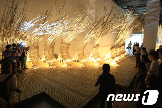 본문 이미지 - 2013광주디자인비엔날레가 5일 프레스오픈을 시작으로 11월 3일 까지 광주비엔날레 전시관과 의재 미술관에서 59일간의 화려한 일정에 들어갔다. ‘거시기,머시기’를 주제로 총 328명(국내 258명, 국외 70명)이 참여해 600여 점을 선보인다. 이영혜 감독이 쿠마켄고의 ‘낭창낭창’을 설명하고 있다. 2013.9.5/뉴스1 © News1 김태성 기자