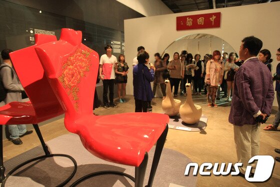 본문 이미지 - 2013광주디자인비엔날레가 5일 프레스오픈을 시작으로 11월 3일 까지 광주비엔날레 전시관과 의재 미술관에서 59일간의 화려한 일정에 들어갔다. ‘거시기,머시기’를 주제로 총 328명(국내 258명, 국외 70명)이 참여해 600여 점을 선보인다. 이영혜 디자인총감독이 중국관을 설명하고 있다. 2013.9.5/뉴스1 © News1 김태성 기자