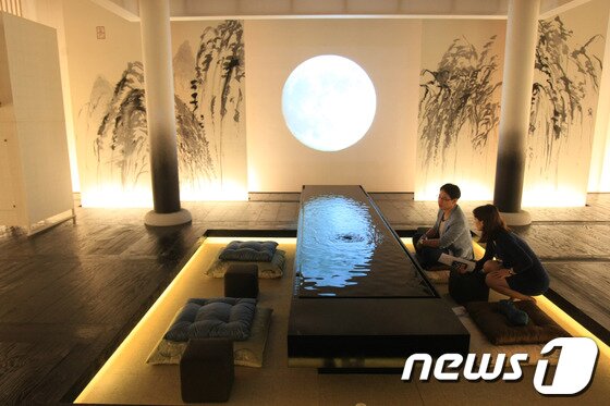 본문 이미지 - 2013광주디자인비엔날레가 5일 프레스오픈을 시작으로 11월 3일 까지 광주비엔날레 전시관과 의재 미술관에서 59일간의 화려한 일정에 들어갔다. ‘거시기,머시기’를 주제로 총 328명(국내 258명, 국외 70명)이 참여해 600여 점을 선보인다. 동양화 모티프 공간디자인 이규석의 '진풍유기' 2013.9.5/뉴스1 © News1 김태성 기자