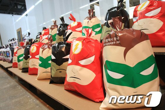 본문 이미지 - 2013광주디자인비엔날레가 5일 프레스오픈을 시작으로 11월 3일 까지 광주비엔날레 전시관과 의재 미술관에서 59일간의 화려한 일정에 들어갔다. ‘거시기,머시기’를 주제로 총 328명(국내 258명, 국외 70명)이 참여해 600여 점을 선보인다. 광주5개구 예쁜 쓰레기 봉투 2013.9.5/뉴스1 © News1 김태성 기자