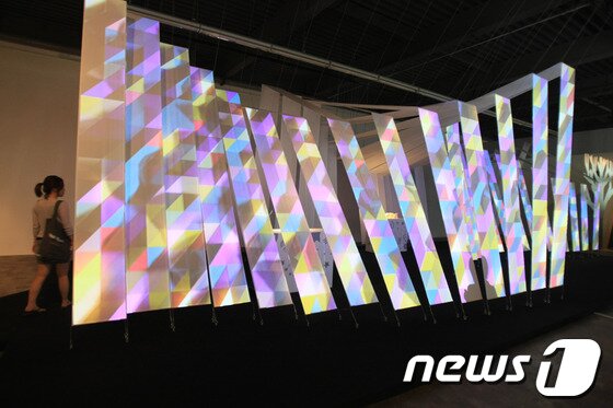 본문 이미지 - 2013광주디자인비엔날레가 5일 프레스오픈을 시작으로 11월 3일 까지 광주비엔날레 전시관과 의재 미술관에서 59일간의 화려한 일정에 들어갔다. ‘거시기,머시기’를 주제로 총 328명(국내 258명, 국외 70명)이 참여해 600여 점을 선보인다. 유노윤호의 '내가좋아하는 광주 콜라보레이션' 2013.8.5/뉴스1 © News1 김태성 기자