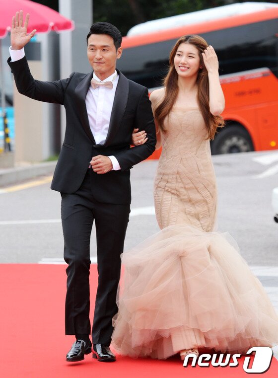 본문 이미지 - 가수 겸 배우 수지가 5일 오후 서울 장충동 국립극장 해오름극장에서 열린 2013 서울 국제 드라마 어워즈에 참석해 레드카펫을 밟고 있다. 2013.9.5 머니투데이/뉴스1 © News1   