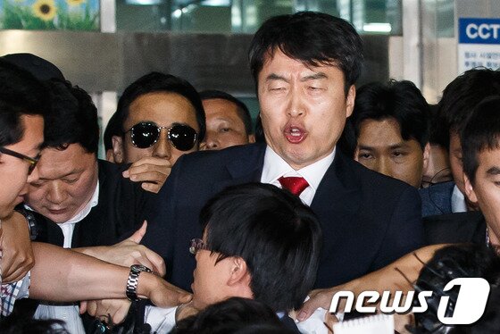 본문 이미지 - 내란음모 혐의를 받고 있는 이석기 통합진보당 의원의 구속영장이 발부된 5일 오후 경기 수원남부경찰서 입구에서 지지자들이 구치소로 이송되는 이 의원이 탄 차량 향해 소리치고 있다.수원지법 오상용 영장전담 부장판사는 이날 오후 7시30분께 