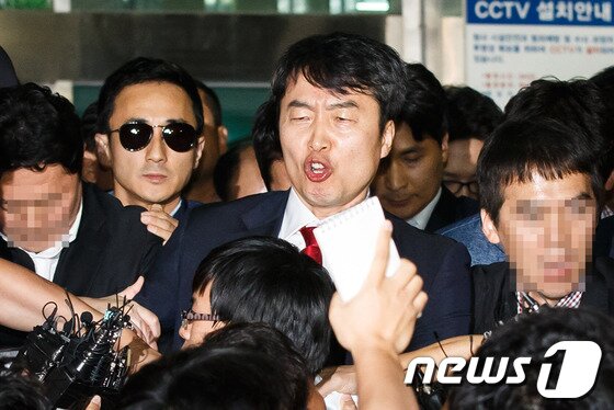 본문 이미지 - 내란음모 혐의를 받고 있는 이석기 통합진보당 의원이 지난해 9월 5일 오후 구속영장이 발부돼 경기 수원남부경찰서에서 수원구치소로 이송되고 있다. © News1   유승관 기자