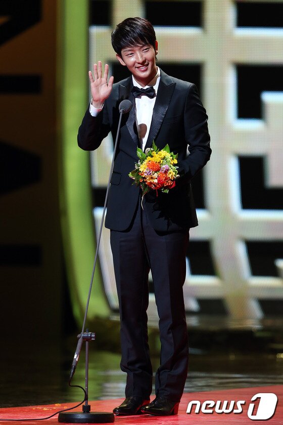 본문 이미지 - 배우 이성재, 수지가 5일 오후 서울 장충동 국립극장 해오름극장에서 열린 2013 서울 국제 드라마 어워즈에 참석해 레드카펫을 밟고 있다. 2013.9.5 머니투데이/뉴스1 © News1   