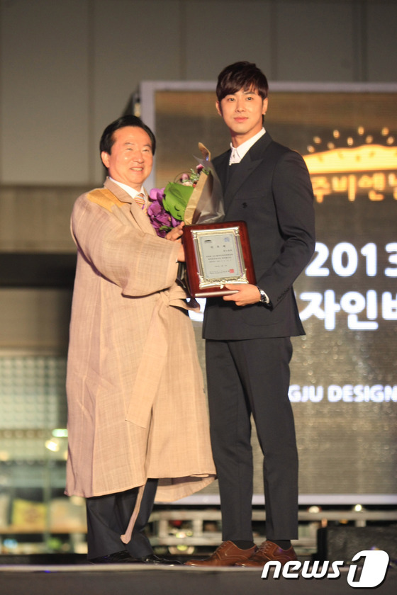 (광주=뉴스1) 김태성 기자 = 2013광주디자인비엔날레 개막식이 열린 5일 명예홍보대사인 가수 유노윤호(오른쪽)가 강운태 광주시장으로 부터 명예홍보대사 위촉패를 받고 기념촬영을 …