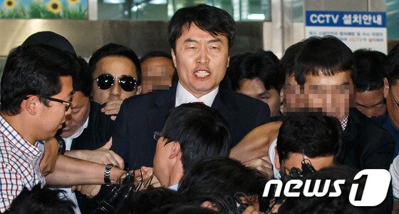 본문 이미지 - 내란음모 혐의를 받고 있는 이석기 통합진보당 의원이 5일 오후 구속영장이 발부돼 경기 수원남부경찰서에서 수원구치소로 이송되고 있다.수원지법 오상용 영장전담 부장판사는 이날 오후 7시30분께 