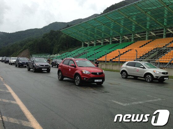 본문 이미지 - 쌍용차 뉴코란도C 태백레이싱파크 서킷 주행 모습© News1 류종은 기자