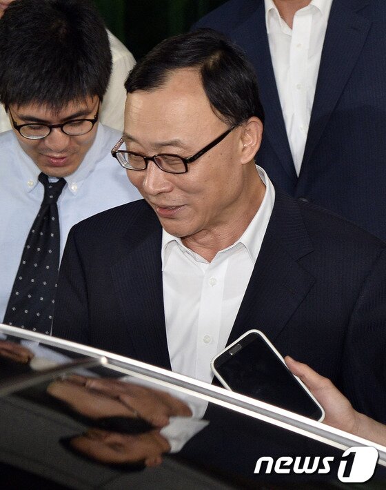 본문 이미지 - 채동욱 검찰총장이 6일 오후 서울 서초동 대검찰청 식당에서 점심식사를 위해 이동하고 있다. 한 조간신문은 