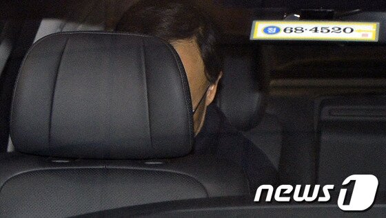 본문 이미지 - 채동욱 검찰총장이 6일 오후 서울 서초동 대검찰청 식당에서 점심식사를 마친 후 집무실로 이동하고 있다. 한 조간신문은 