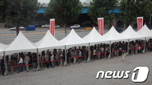 본문 이미지 - 6일 오전 위례 아이파크 모델하우스를 찾은 방문객들이 긴줄을 늘어뜨린채 입장을 기다리고 있다. 사진=전병윤 기자© News1 