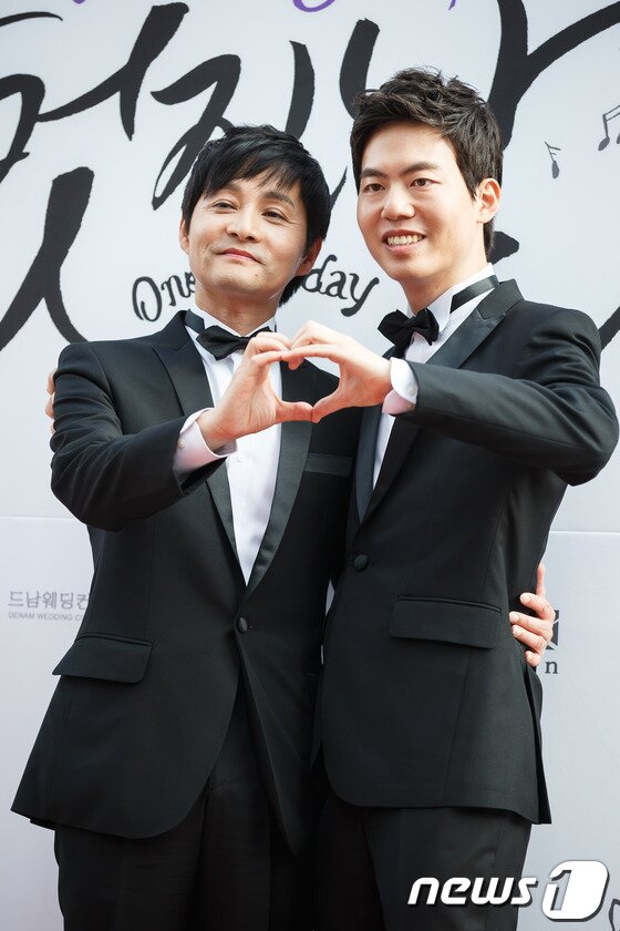 본문 이미지 - 동성연인으로 알려진 김조광수 감독과 김승환 레인보우팩토리 대표가 7일 오후 서울 청계천 광통교 앞에서 열리는 '김조광수와 김승환의 당연한 결혼식, 어느 멋진 날'에 앞서 열린 기자회견에서 포즈를 취하고 있다.이들은 결혼식 축의금과 올해 하반기, 내년 상반기 모금을 통해 성소수자 인권센터인 '신나는 센터'와 이를 운영하는 성소수자 인권 재단(가칭)을 설립할 계획이다. 누구나 공개된 계좌로 입금할 수 있다. 2013.9.7/뉴스1 © News1   유승관 기자