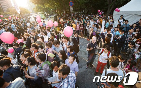 본문 이미지 - 김조광수 감독과 김승환 레인보우팩토리 대표의 국내 첫 동성결혼식이 열린 7일 오후 서울 청계천 광통교 앞이 결혼식을 보러온 하객들로 인산인해를 이루고 있다.이들은 결혼식 축의금과 올해 하반기, 내년 상반기 모금을 통해 성소수자 인권센터인 '신나는 센터'와 이를 운영하는 성소수자 인권 재단(가칭)을 설립할 계획이다. 누구나 공개된 계좌로 입금할 수 있다. 2013.9.7/뉴스1 © News1   유승관 기자