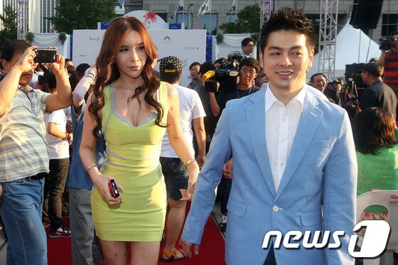 본문 이미지 - 방송인 하리수와 미키정 부부가 7일 오후 서울 청계천 광통교에서 열린 김조광수 감독과 김승환 대표의 결혼식에 참석하고 있다 2013.9.7 머니투데이/뉴스1 © News1   