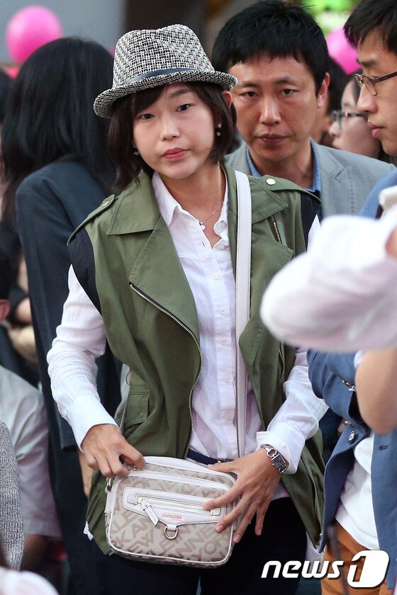 본문 이미지 - 김재연 통합진보당 의원이 7일 오후 서울 청계천 광통교에서 열린 김조광수 감독과 김승환 대표의 결혼식에 참석하고 있다. 2013.9.7 머니투데이/뉴스1 © News1   