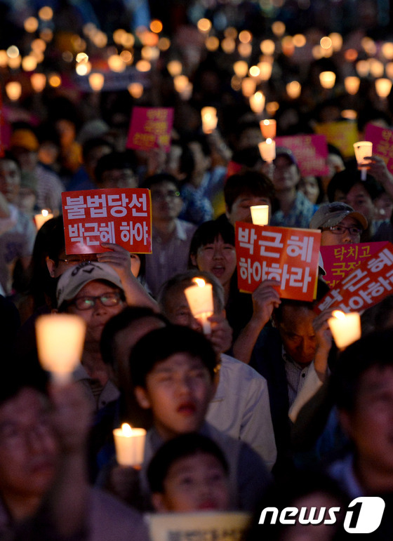 (서울=뉴스1) 양동욱 기자 = 7일 오후 서울 청계광장에서 열린 11차 국정원 대선개입 규탄 범국민 촛불집회에서 참석자들이 국정원과 박근혜 정부를 규탄하는 구호를 외치고 있다. …