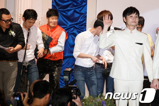 본문 이미지 - 7일 오후 서울 청계천 광통교에서 열린 김조광수 감독과 김승환 레인보우팩토리 대표의 결혼식에 한 남성이 난입해 된장을 뿌리고 있다. 2013.9.7/뉴스1 © News1   유승관 기자