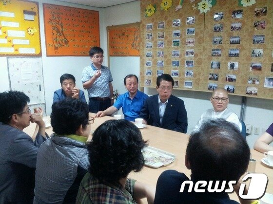본문 이미지 - 무료급식 봉사활동을 마친 뒤 칠범회 소속 서동욱&#40;뒷줄 오른쪽 두번째&#41; 울산시의장과 사회복지법인 원각선원 이사장인 보연&#40;뒷줄 오른쪽 첫번째&#41; 스님이 회원들과 담소를 나누고 있다.© News1  