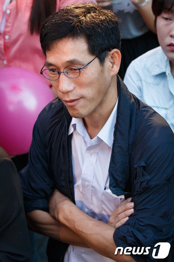 본문 이미지 - 진중권 교수가 7일 오후 서울 청계천 광통교 앞에서 열린 김조광수 감독과 김승환 레인보우팩토리 대표의 국내 첫 동성 결혼식을 찾아 예식을 지켜보고 있다. 2013.9.7/뉴스1 © News1   유승관 기자